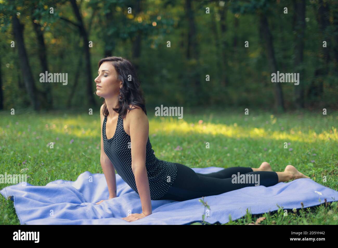 Croacia, Mujer practicando yoga en cobra pose, yoga en la naturaleza Foto de stock