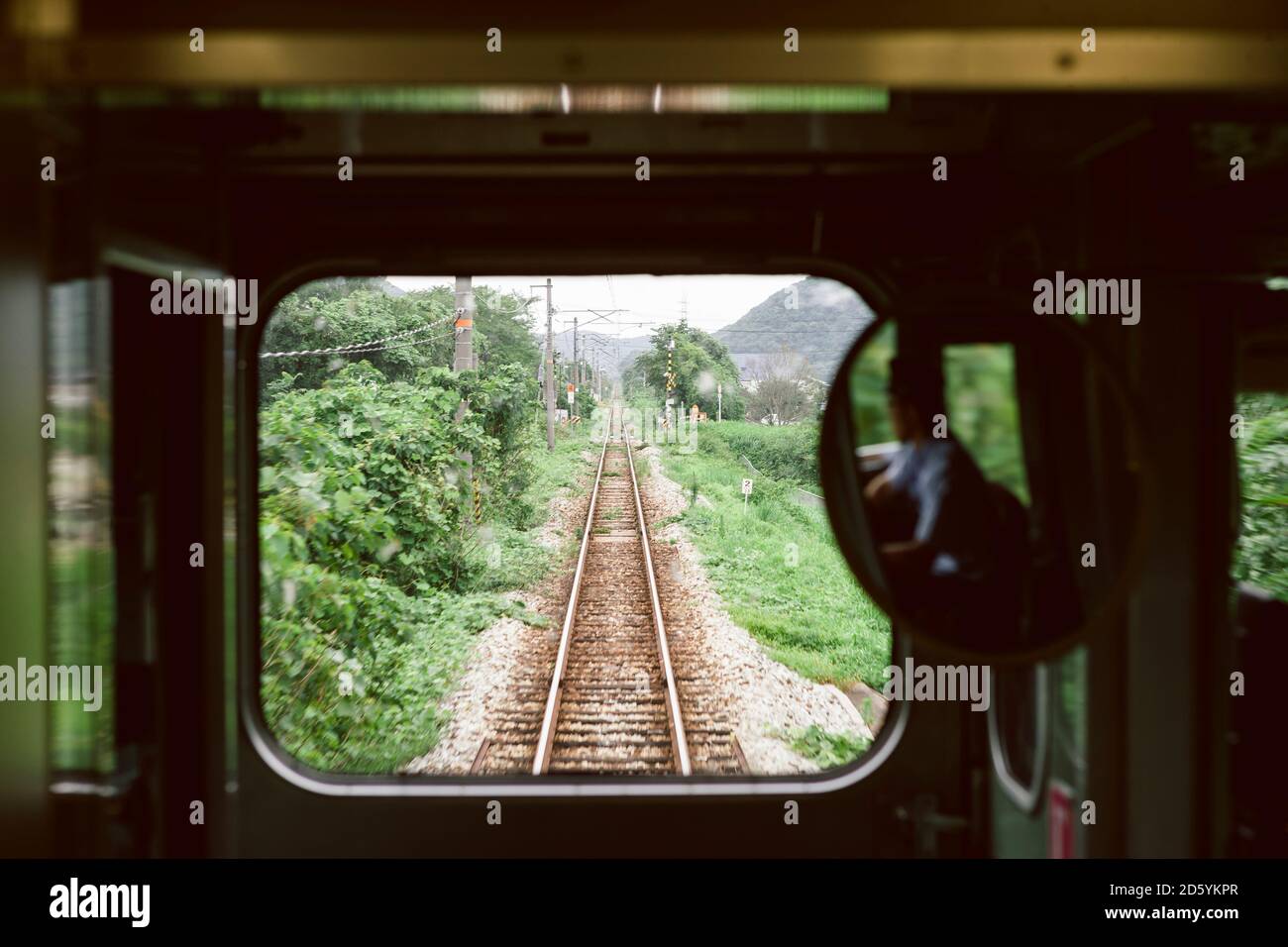 Japón, Okayama, vista a través de la ventana de un tren local Foto de stock