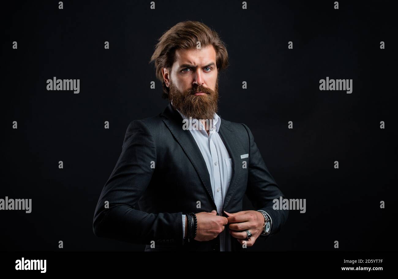 traje de vestir. modelo de moda formal. hombre guapo sobre fondo gris. hombre  de negocios con barba. hombre maduro con estilo que mira moderno. vestuario  de oficina para hombres. hombre de moda