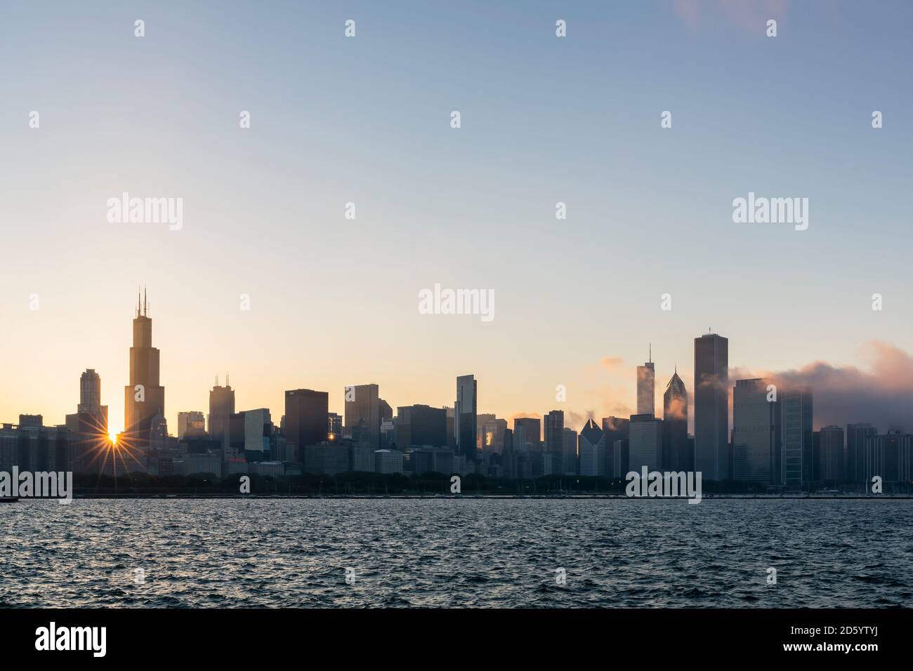 Estados Unidos, Illinois, Chicago, Horizonte, Willis Tower y el Lago Michigan al atardecer Foto de stock