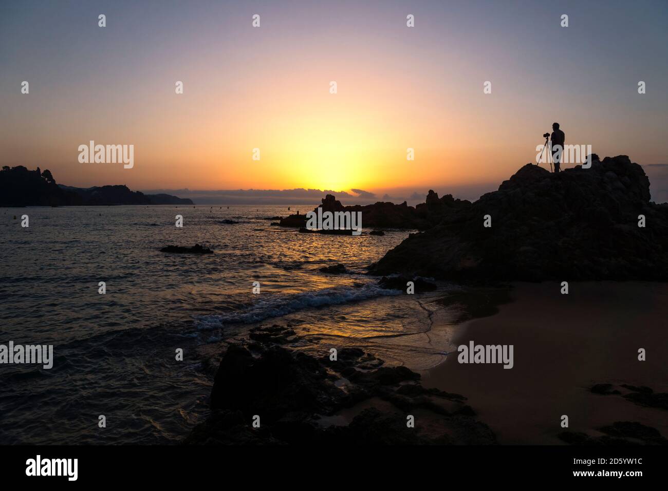 España, Cataluña, Lloret de Mar, Platja de Santa Christina, Silhouette de  un fotógrafo al amanecer Fotografía de stock - Alamy