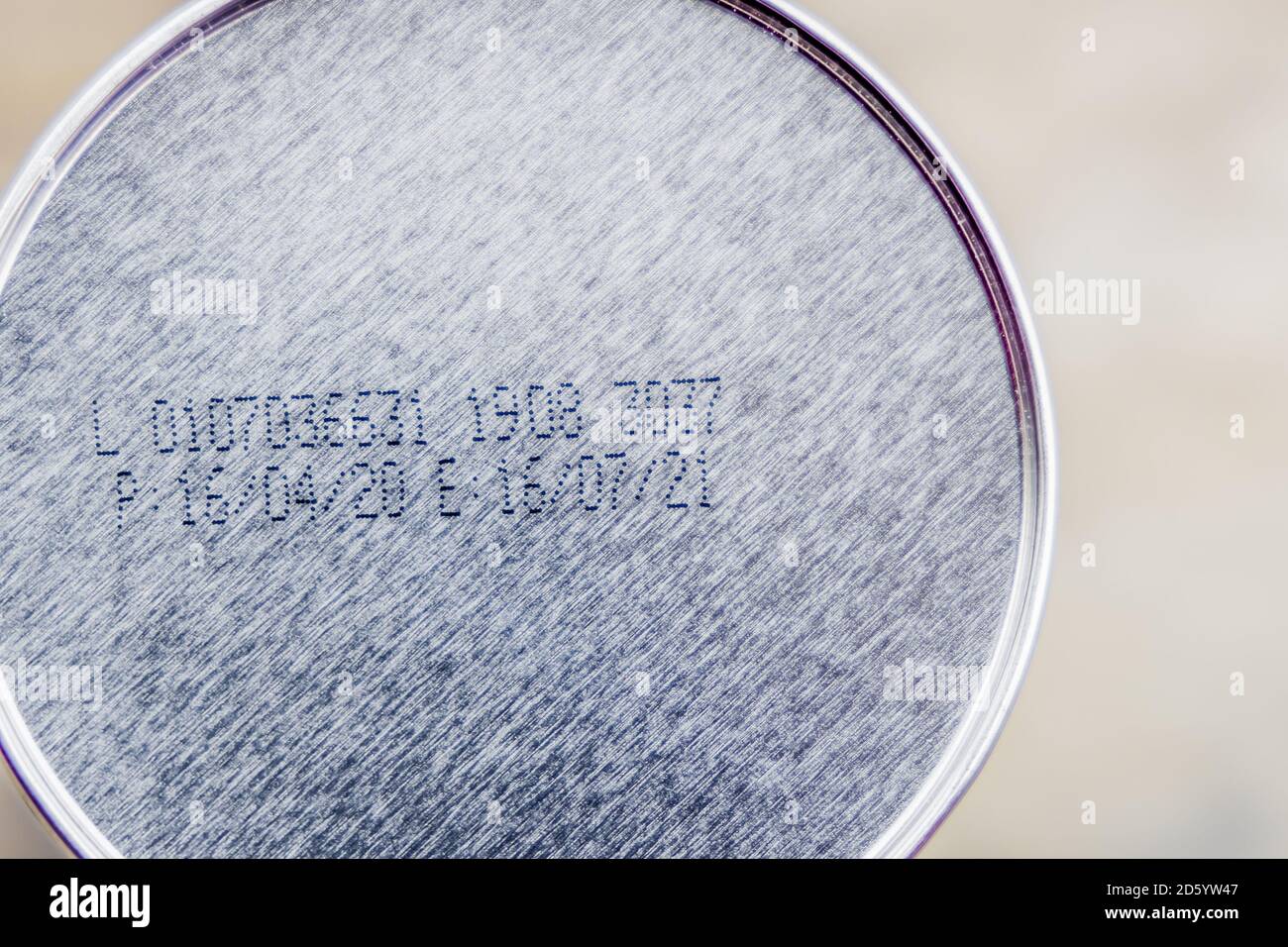 Información sobre la fecha de envasado y la fecha de caducidad en la parte  inferior de los alimentos congelados enlatados Fotografía de stock - Alamy
