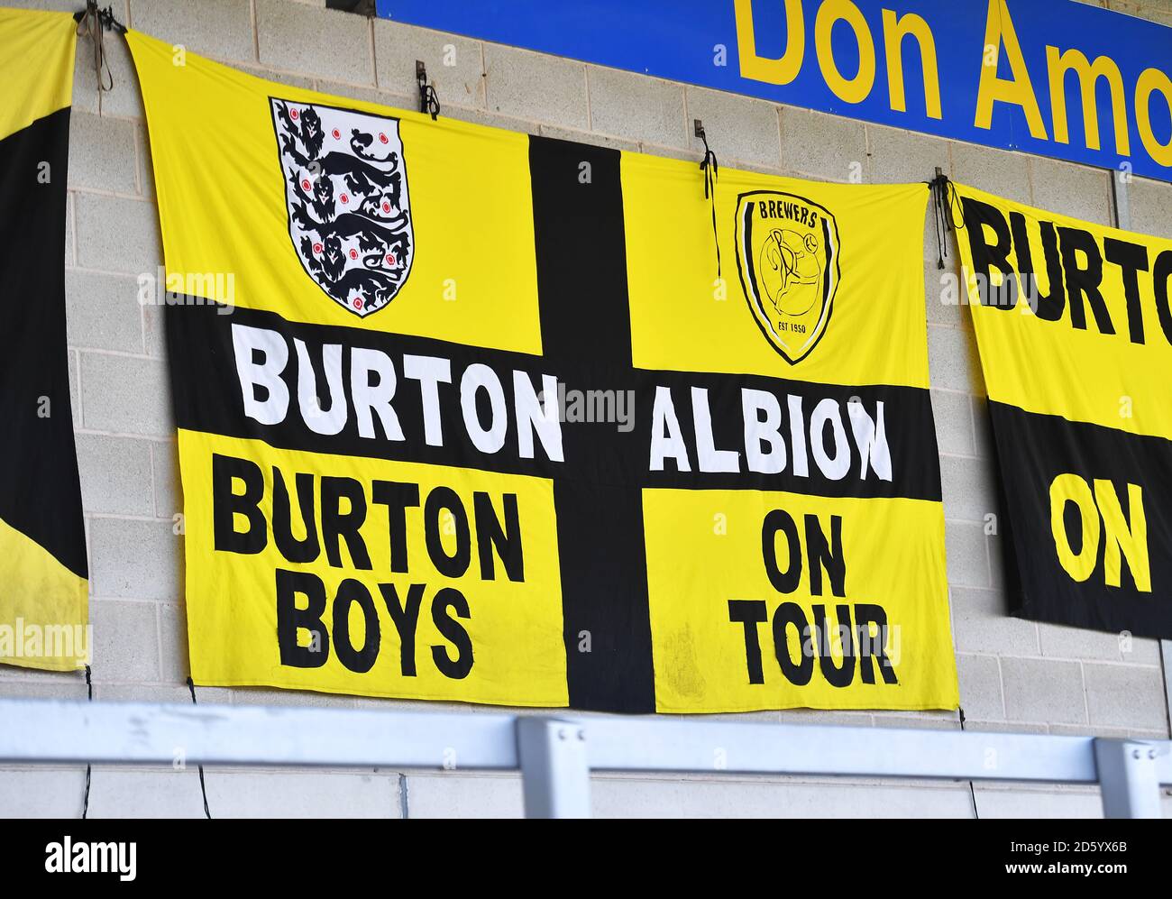 Una vista de una bandera de "Burton Boys on Tour" Se encuentra en el  estadio Pirelli Fotografía de stock - Alamy