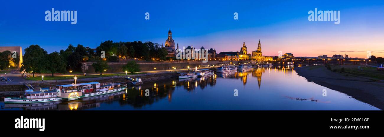 Alemania, Dresde, centro histórico de la ciudad y el río Elba al atardecer Foto de stock