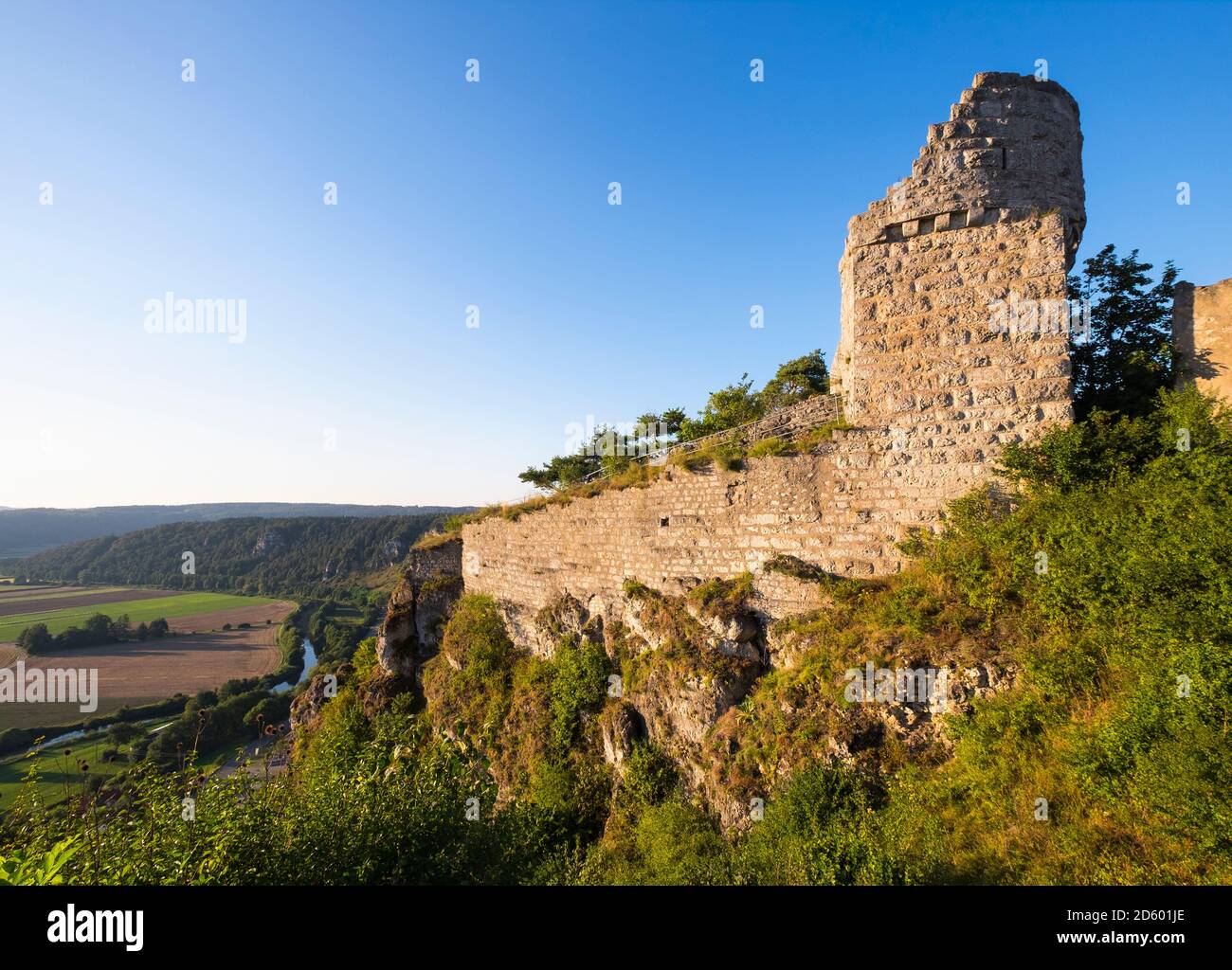 Alemania, Baviera, Valle de Altmuehl, ruinas del castillo Arnsberg y Altmuehl Foto de stock