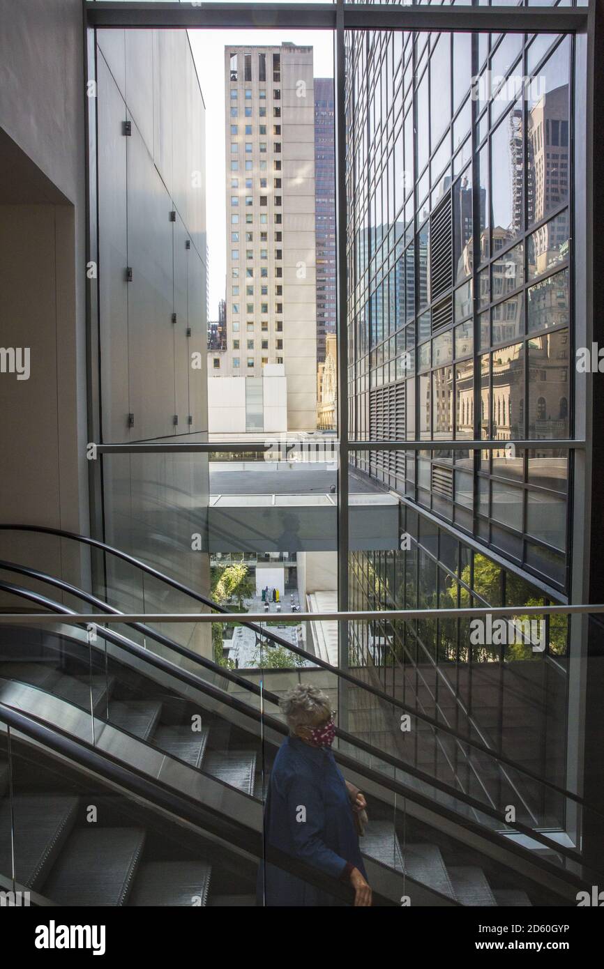 Las ventanas conectan MoMA con la ciudad circundante, lo que la convierte en parte de la experiencia del museo en Manhattan. Foto de stock