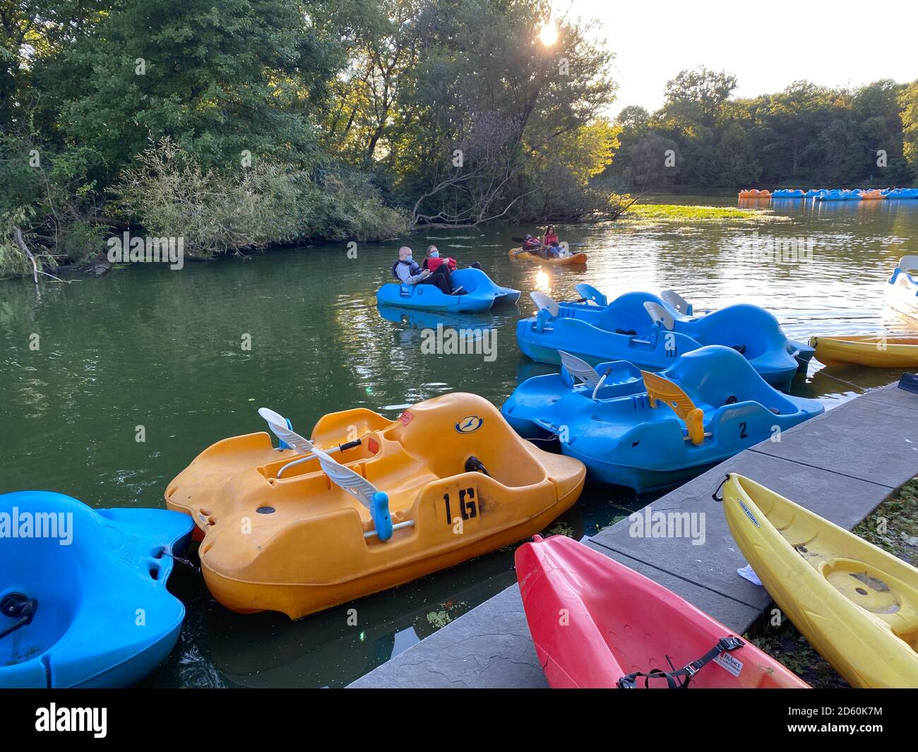 Cuenca donde se pueden alquilar diferentes tipos de vehículos acuáticos en  Prospect Park, Brooklyn, Nueva York Fotografía de stock - Alamy