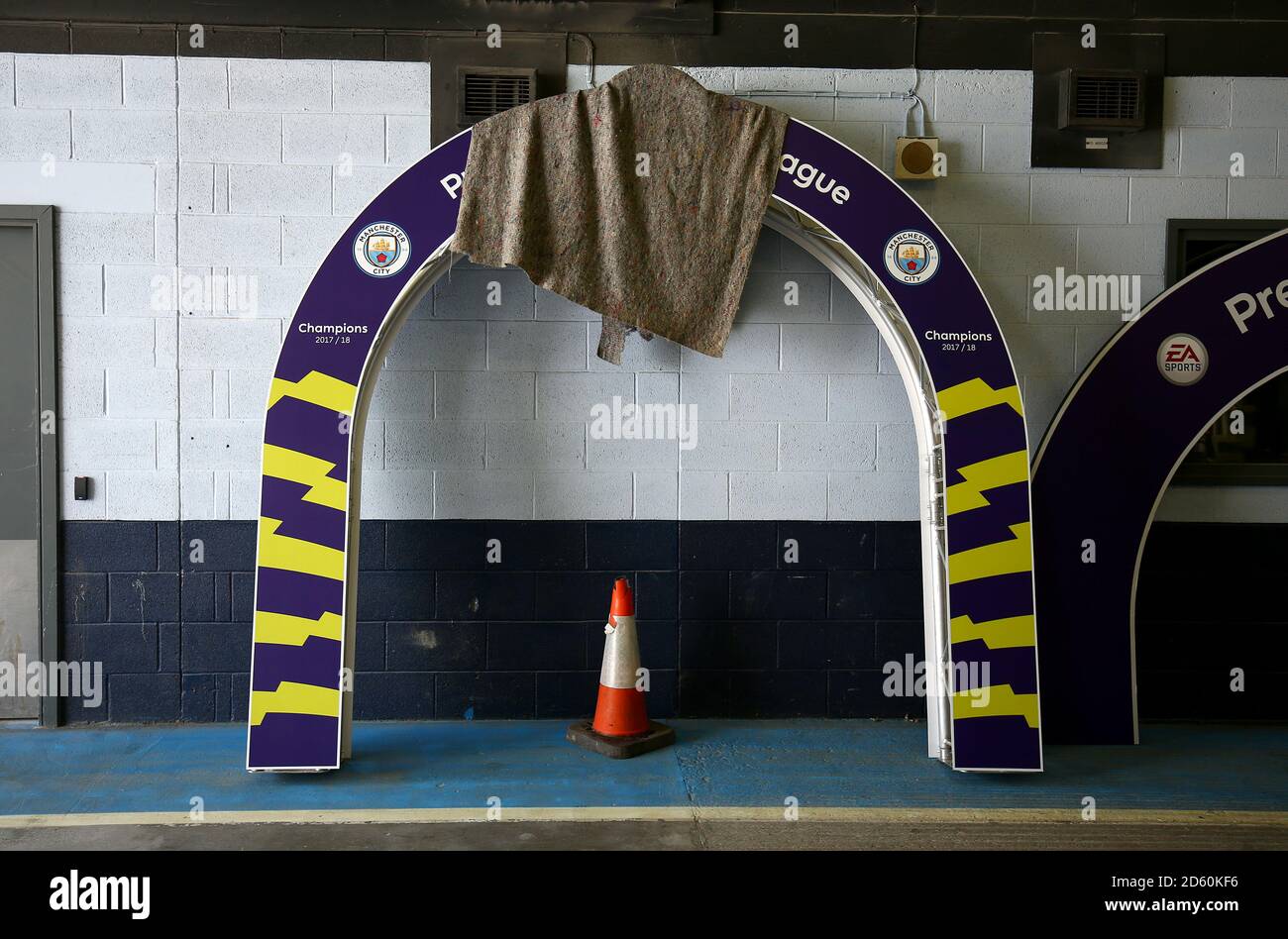 Una vista de los arcos de la Marca League en un túnel antes del juego que se utilizará en la presentación del trofeo partido el Stadium. El trofeo