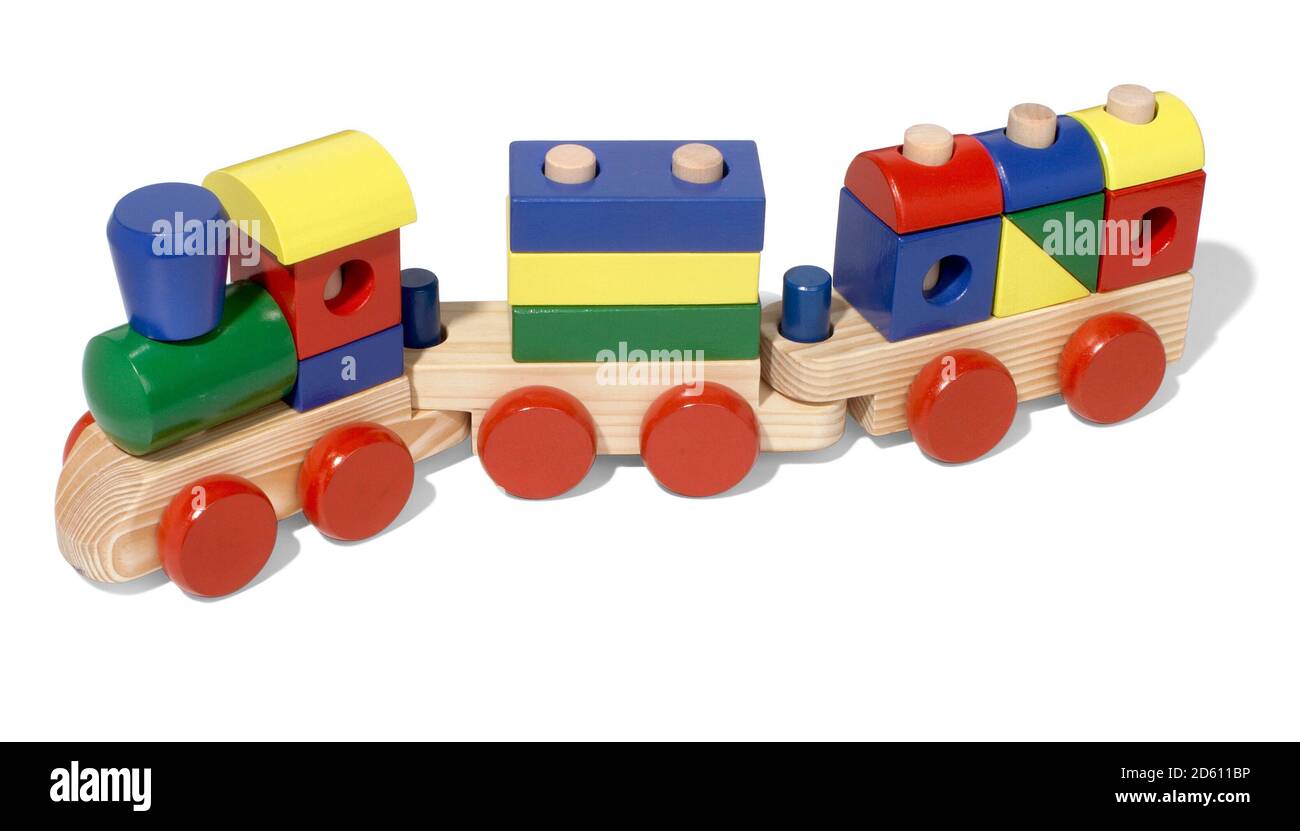Tren de juguete de madera con bloques de colores fotografiados en blanco antecedentes Foto de stock