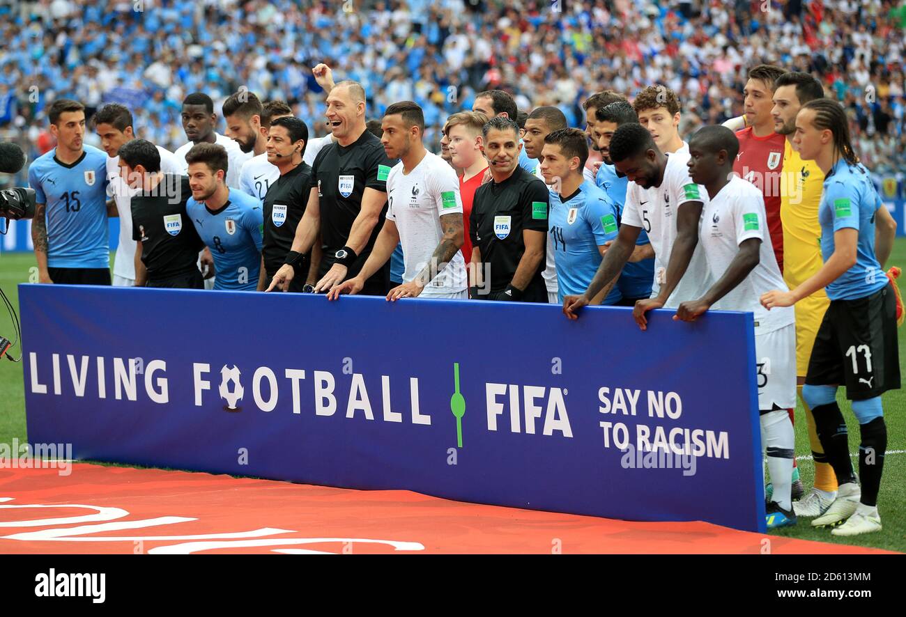 Los jugadores de Uruguay y Francia posan con los funcionarios antes del partido Promover el fútbol vivo de la FIFA contra el racismo Foto de stock