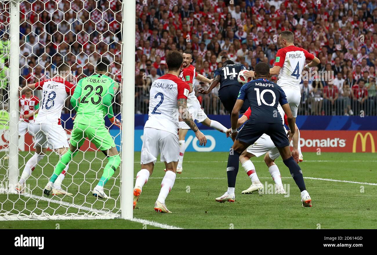 Ivan Perisic, de Croacia, se encarga de la pelota en el área returnándose en una penalidad después de una revisión de los VAR durante la final de la Copa Mundial de la FIFA 2018 en el estadio Luzhniki de Moscú, 15 de julio de 2018 Foto de stock