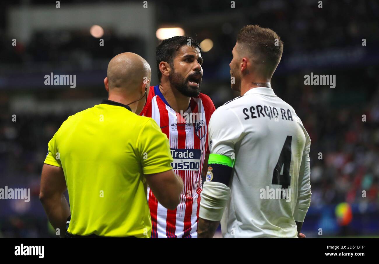 Diego Costa del Atlético de Madrid (izquierda) y Sergio Ramos del Real  Madrid intercambiar palabras Fotografía de stock - Alamy