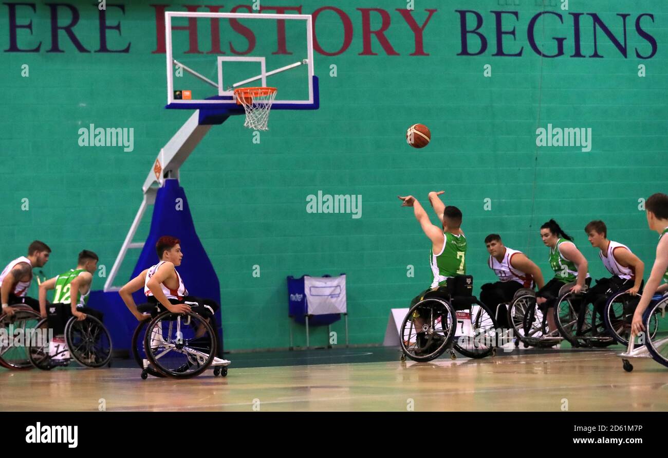 Peter Lewis de Irlanda del Norte hace un tiro en el gol durante el partido  de la medalla de bronce del baloncesto de la silla de ruedas en los Juegos  escolares 2018