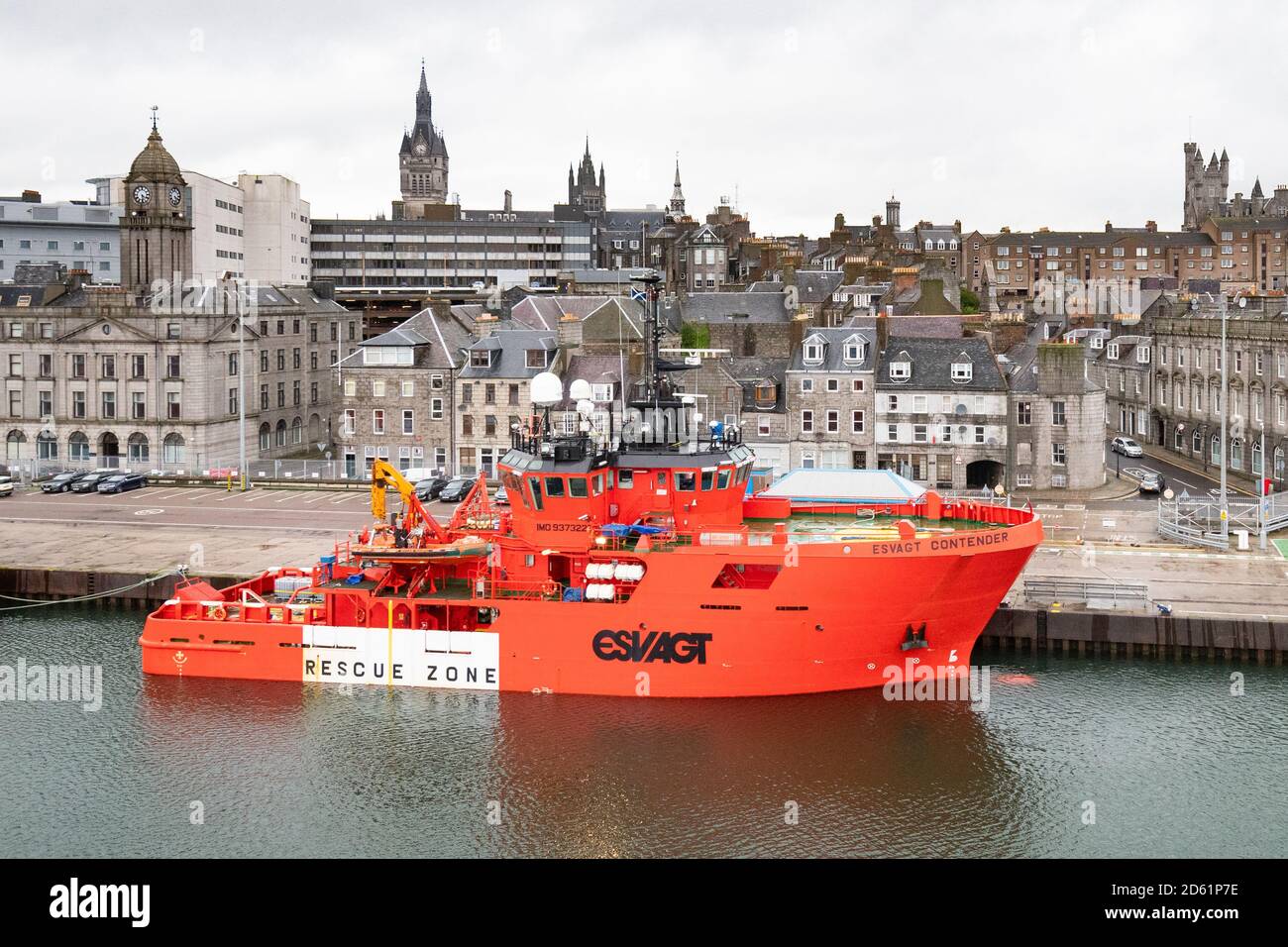 Esvagt contender buque de seguridad de reserva en el puerto de Aberdeen, Escocia, Reino Unido Foto de stock