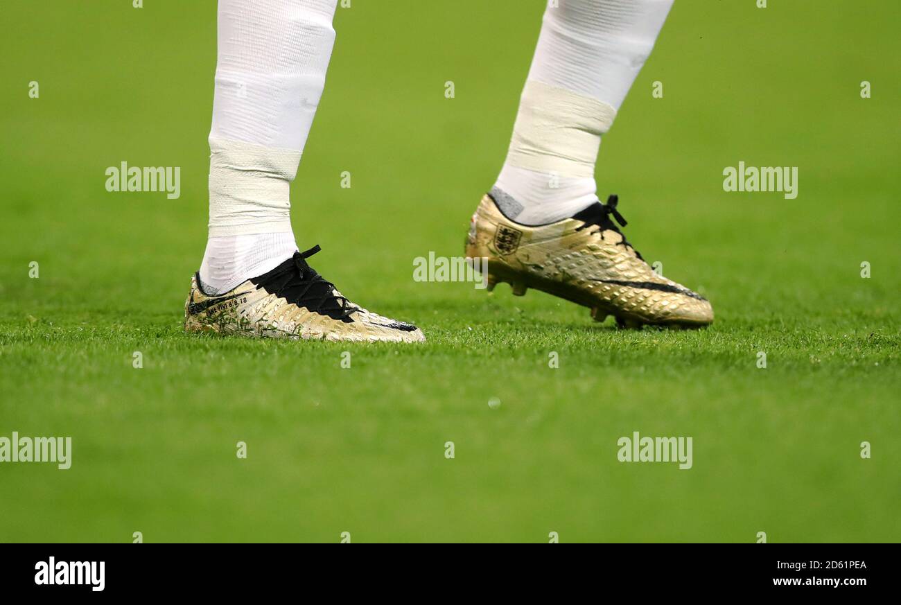 Itaca genéticamente Superficial Detalle de las botas de fútbol doradas de Harry Kane Fotografía de stock -  Alamy