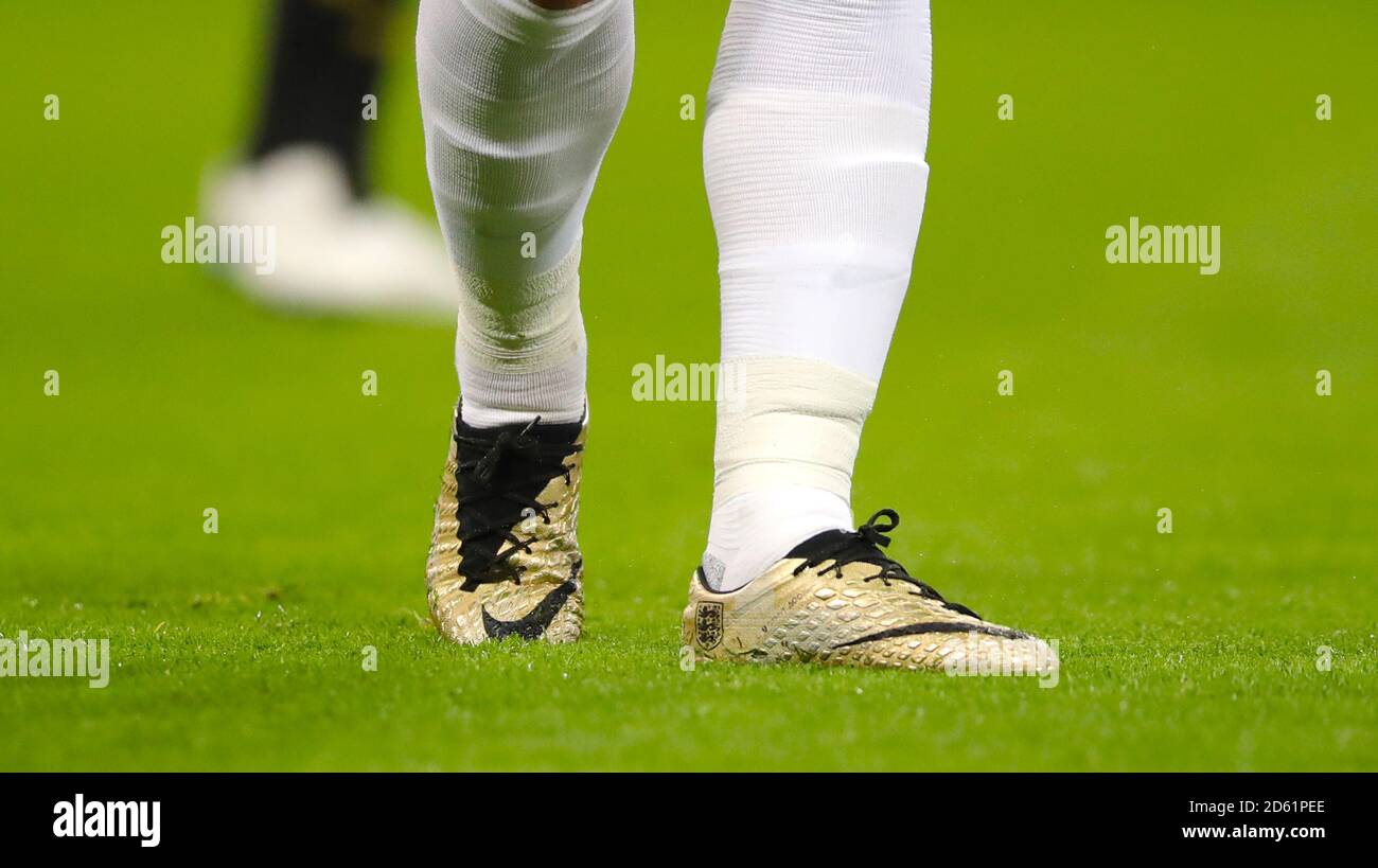 Detalle de las botas de fútbol doradas de Harry Kane de -