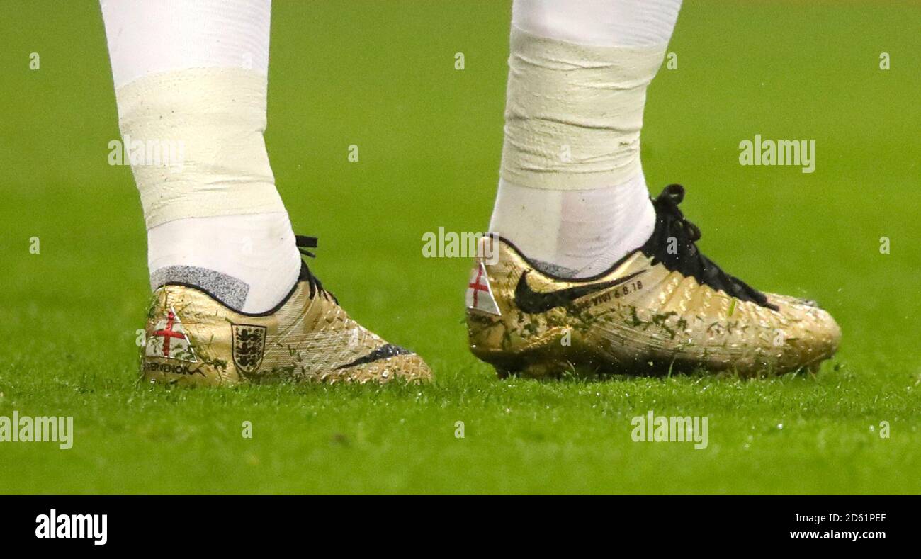 Detalle de las botas de fútbol doradas de Harry Kane Fotografía de stock -  Alamy