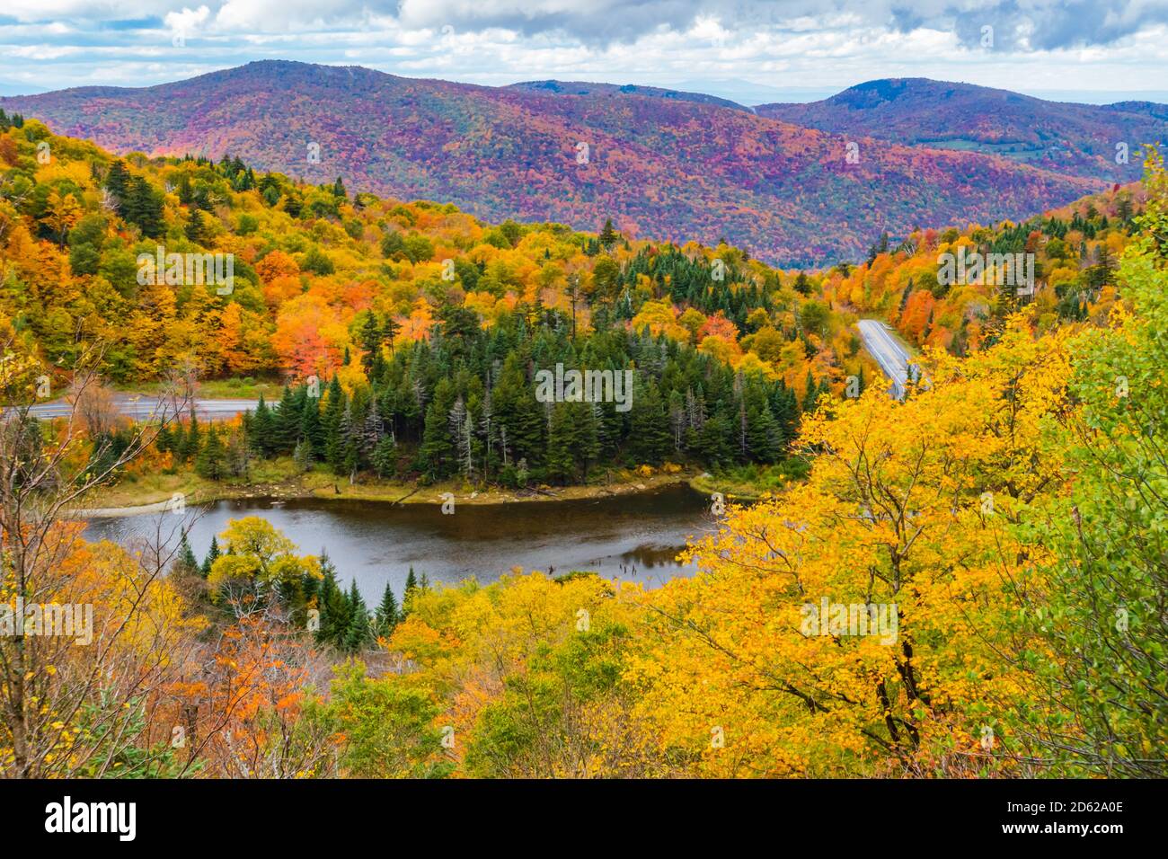 La carretera serpentea a través de la brecha Apalache, un paso de montaña en las Montañas Verdes de Vermont, en un follaje de otoño de colores brillantes Foto de stock