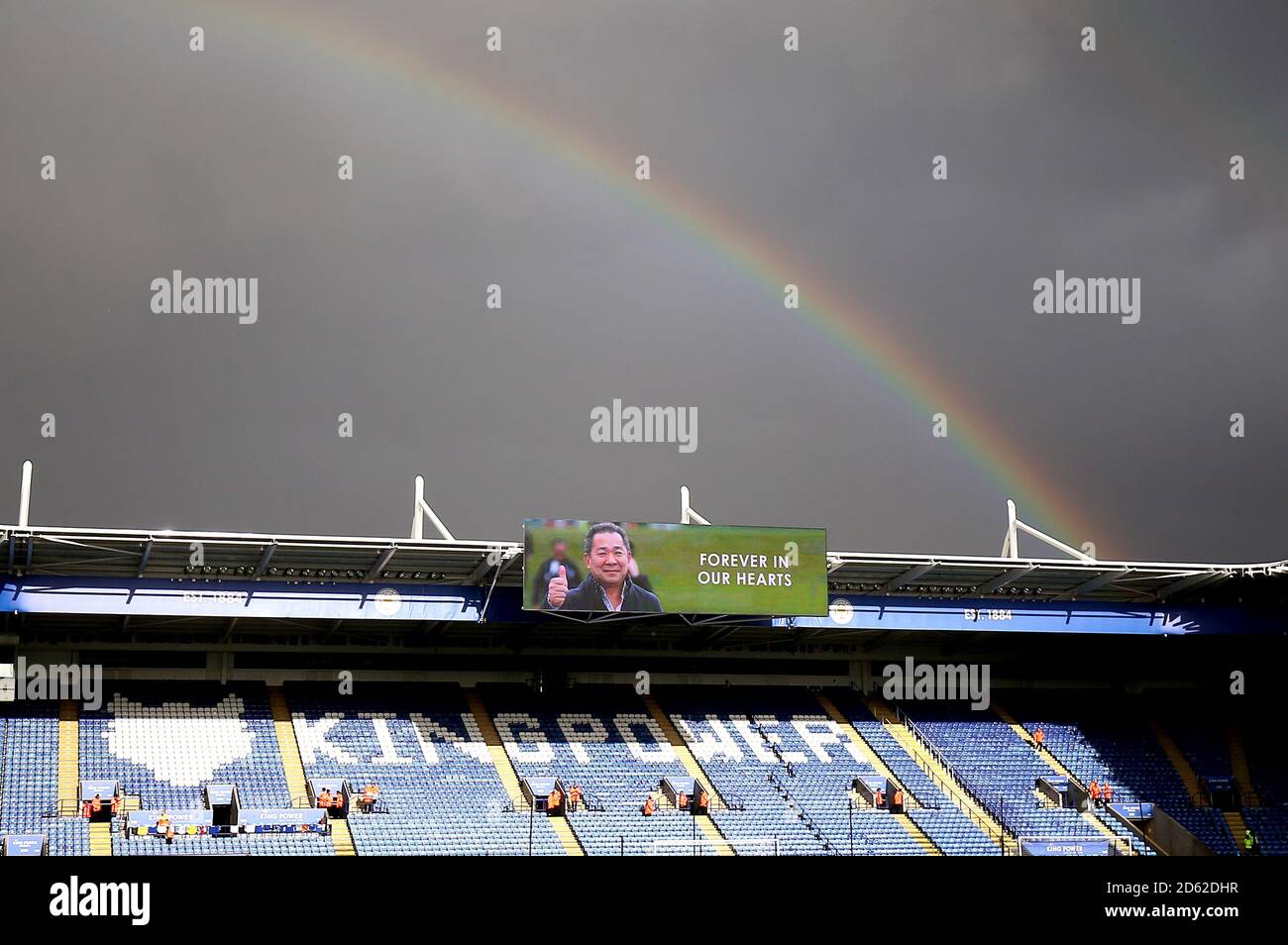 Un arco iris emerge sobre el estadio King Power antes de la partido donde  una gran pantalla muestra una imagen de homenaje Vichai Srivaddhanaprabha  que dice "siempre en nuestros corazones Fotografía de