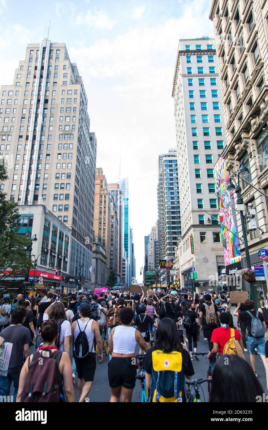 Multitud de Protesters con señales durante el 17 de marzo, 6th Avenue, Midtown, Nueva York, Nueva York, Estados Unidos Foto de stock