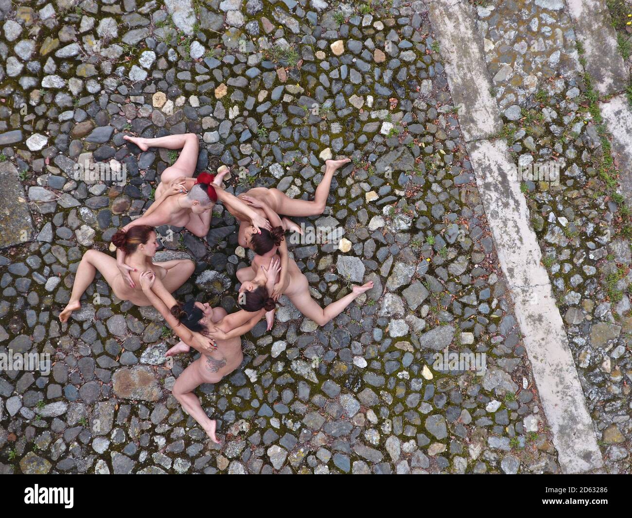 Formación estelar creada por un grupo de cuatro mujeres desnudas entrelazadas. Foto de stock