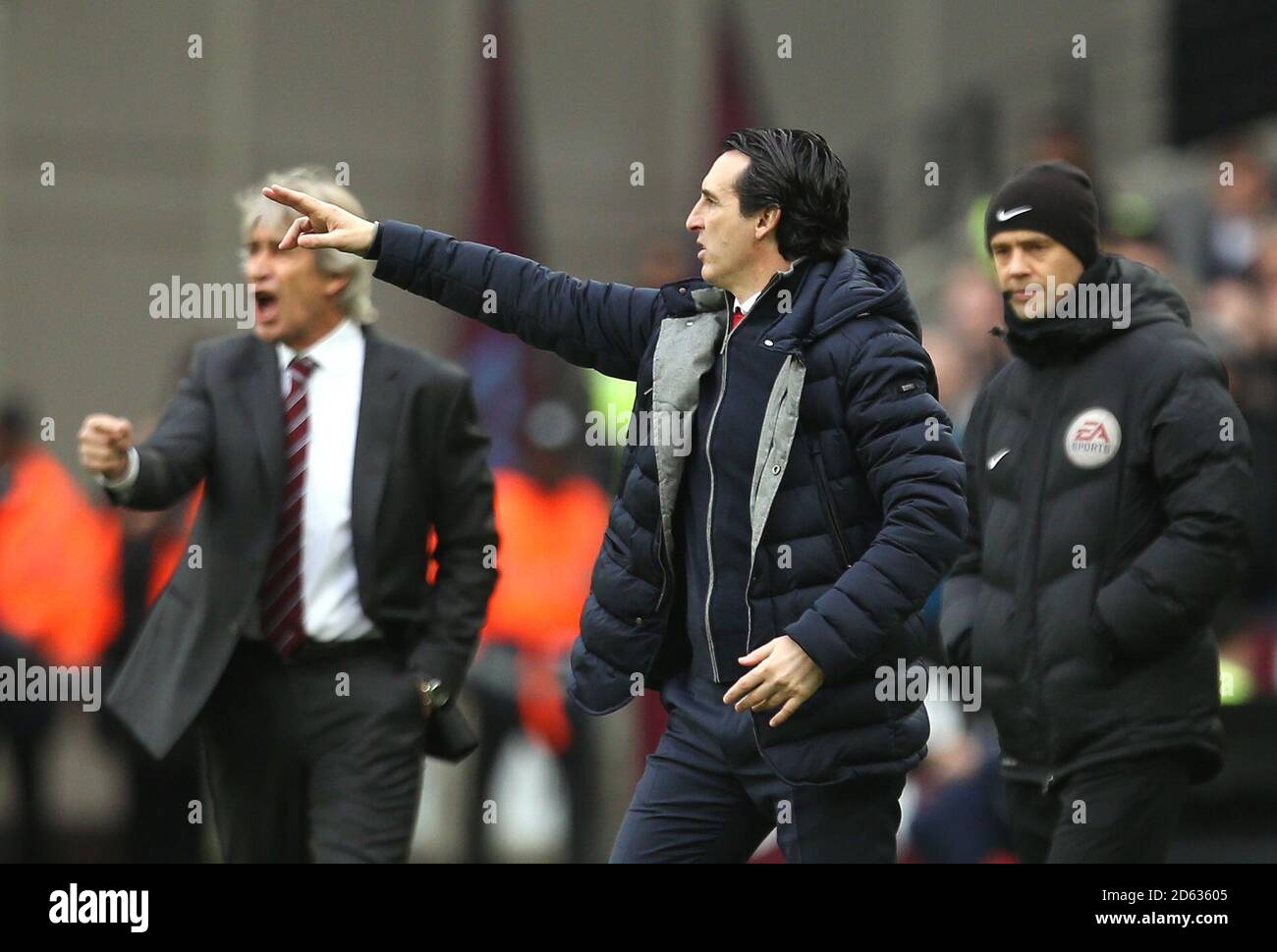 Manuel Pellegrini (izquierda) y el director del Arsenal Unai Emery gesto en la línea de toque Foto de stock