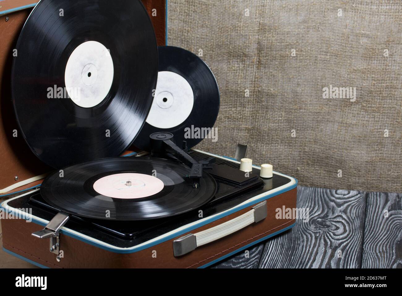 Plato giratorio antiguo. Varios discos de vinilo están cerca. Equipo de  fiesta retro Fotografía de stock - Alamy