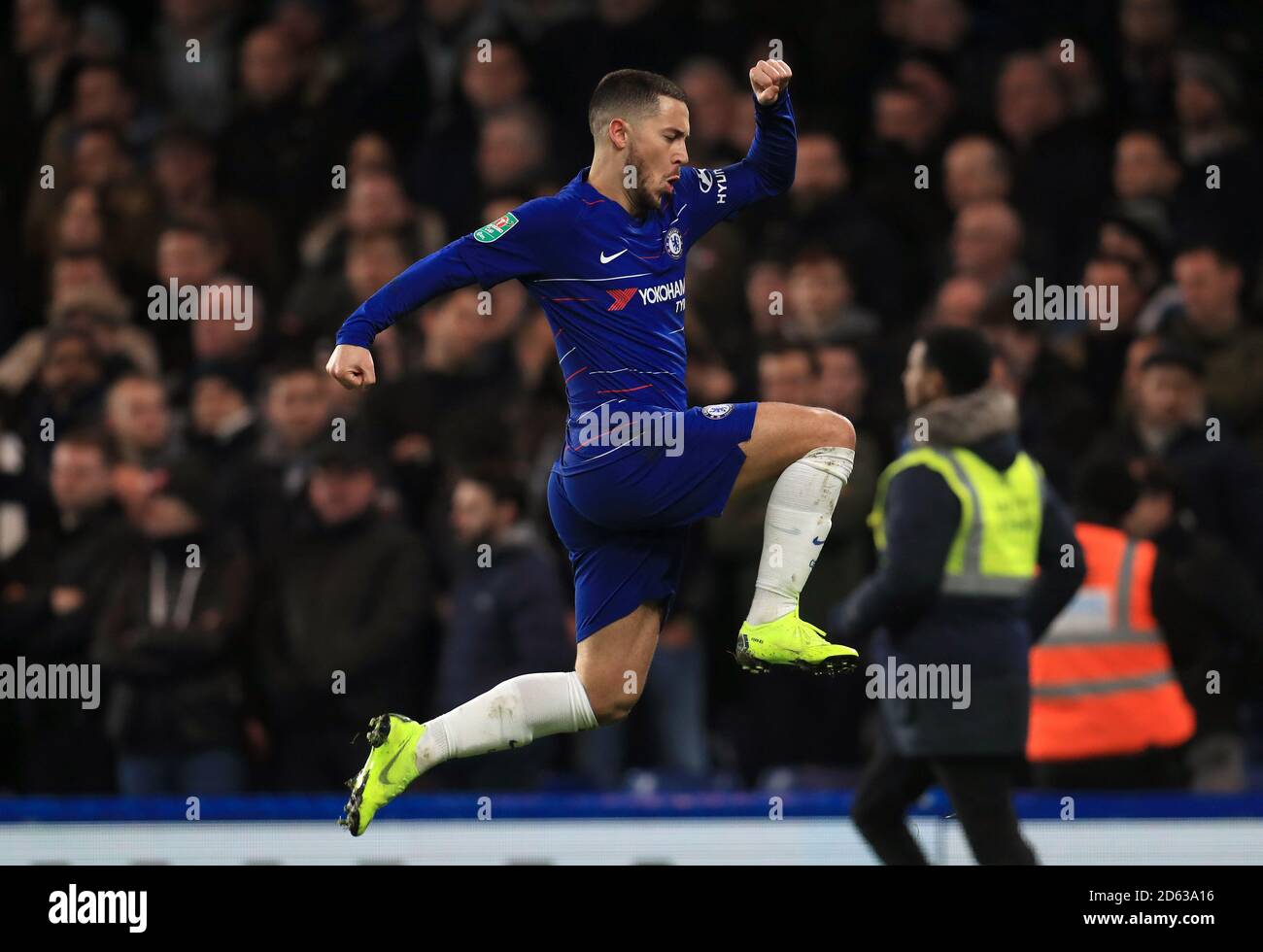 El Eden Hazard de Chelsea celebra el segundo gol de su lado el juego Foto de stock