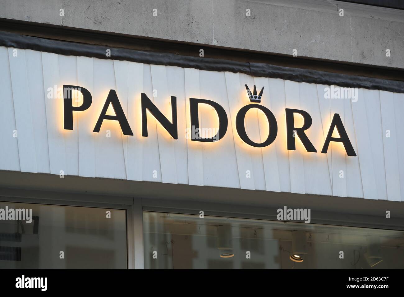 Una vista de un cartel para una joyería de Pandora en Londres Fotografía de  stock - Alamy