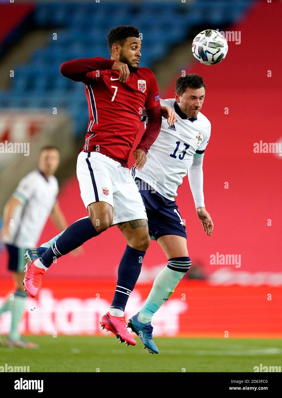 Joshua King de Noruega (izquierda) y Corry Evans de Irlanda del Norte  luchan por el balón durante el partido Liga de las Naciones de la UEFA del  Grupo 1, Liga B en