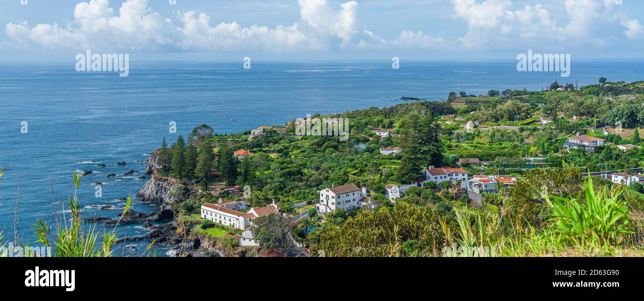 Mirador de la bahía de Caloura con la piscina natural en la isla de Sao Miguel, Azores, vista panorámica Foto de stock
