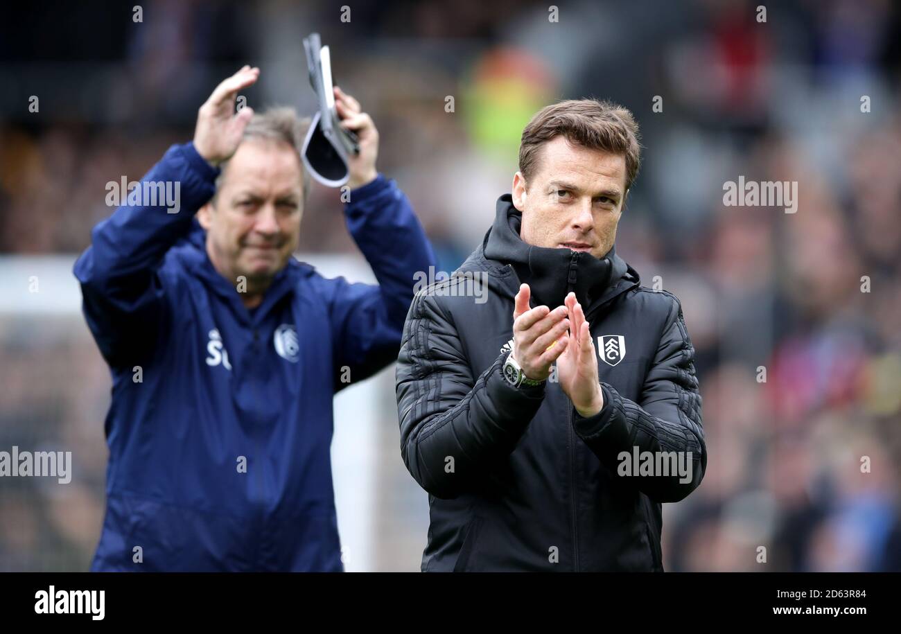 Scott Parker, el director del cuidador de Fulham, hace gestos en la línea de contacto Foto de stock