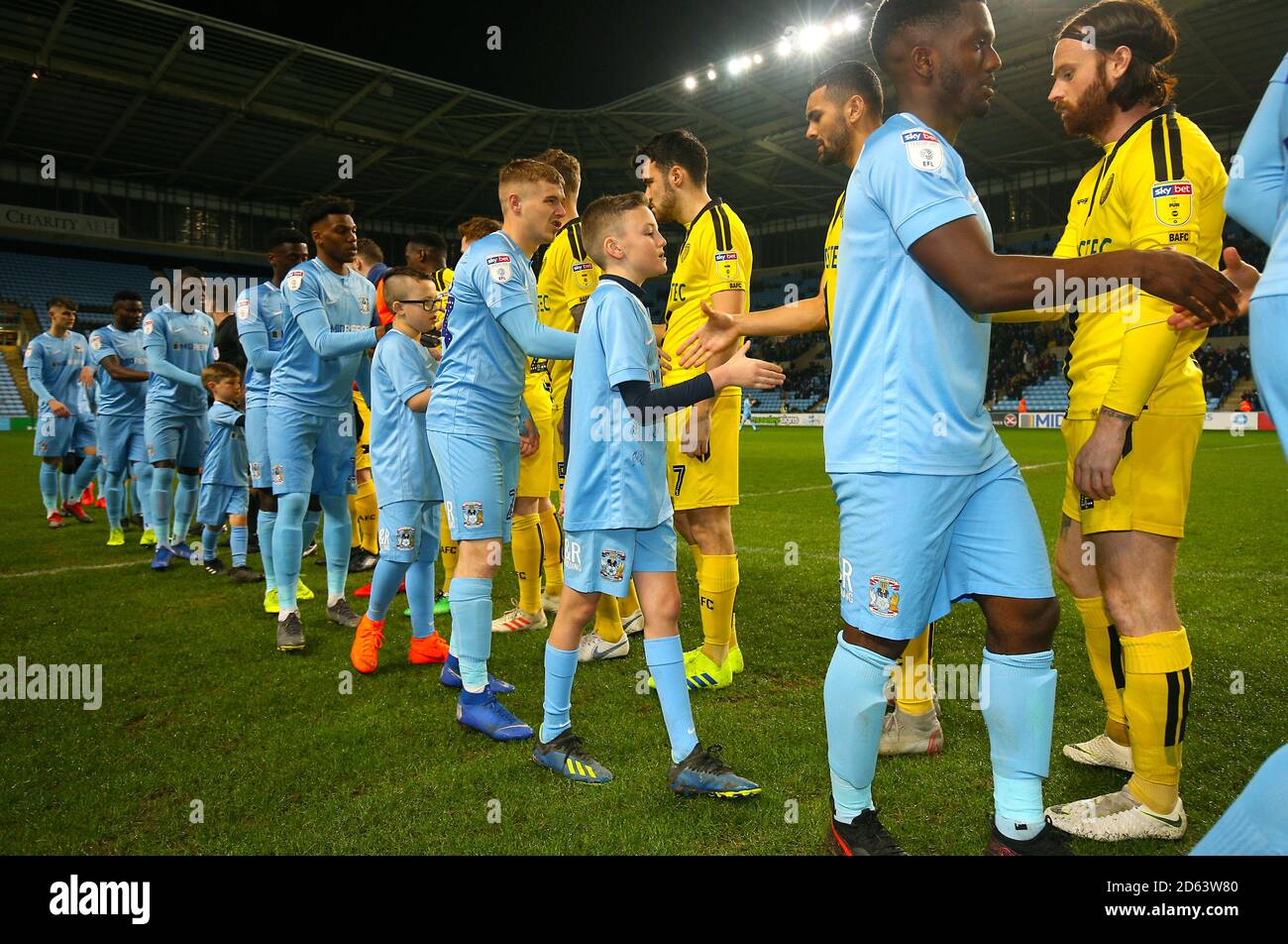 Los jugadores de Coventry City y Burton Albion se dan la mano por delante  el partido Fotografía de stock - Alamy