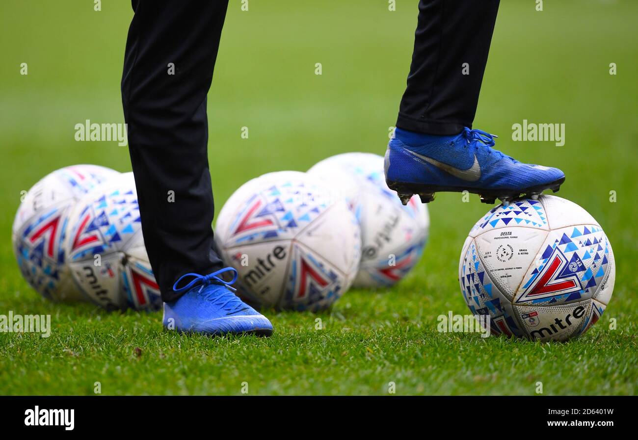 Detalle de las botas de fútbol nike de los jugadores de Coventry City con  Balones de fútbol Mitre Fotografía de stock - Alamy