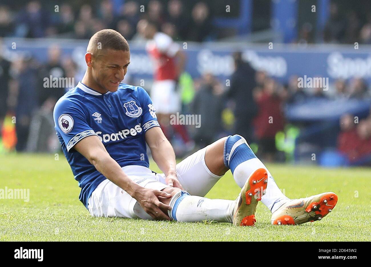 Richarlison de Everton sufre de calambre durante el partido Foto de stock