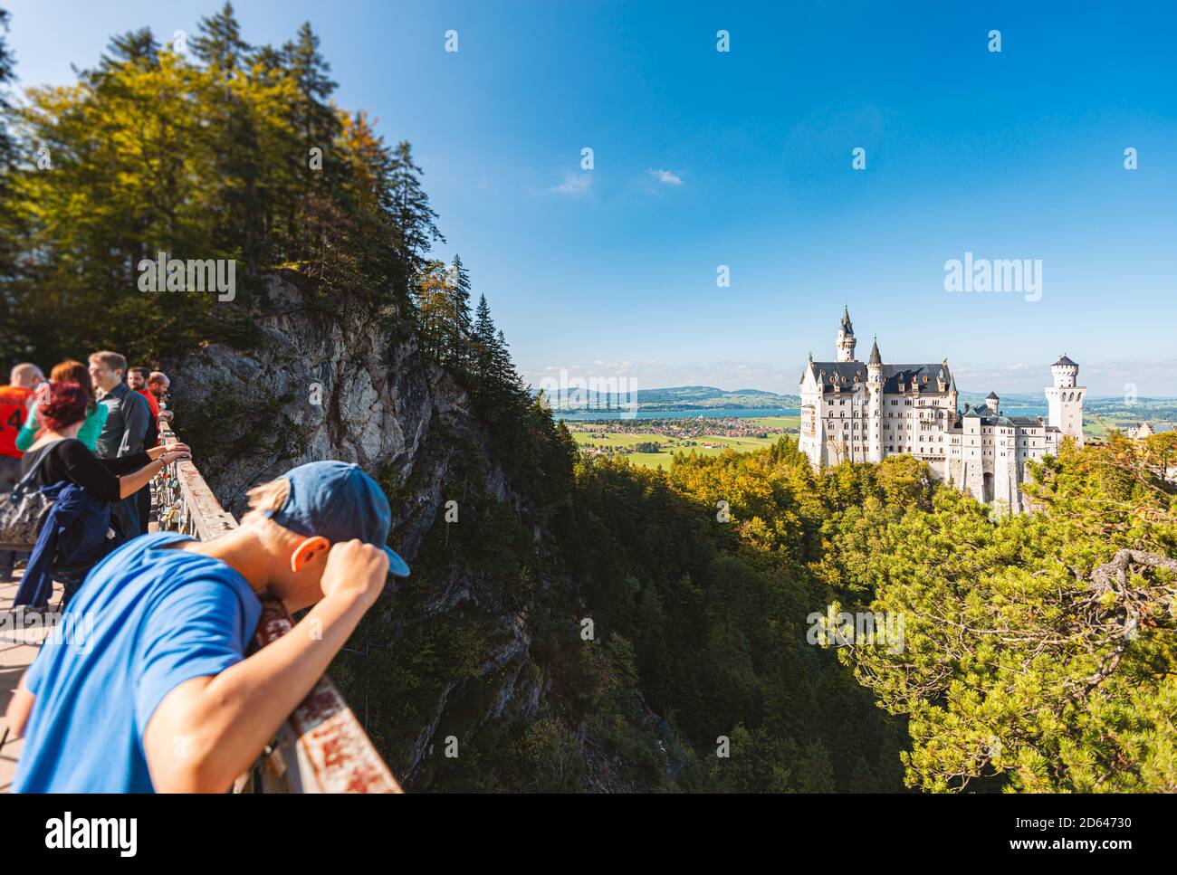 Fussen, Alemania - 27 DE SEPTIEMBRE de 2014: La gente disfruta de una hermosa vista del mundialmente famoso Castillo Neuschwanstein, el amigo del Renacimiento románico del siglo XIX Foto de stock
