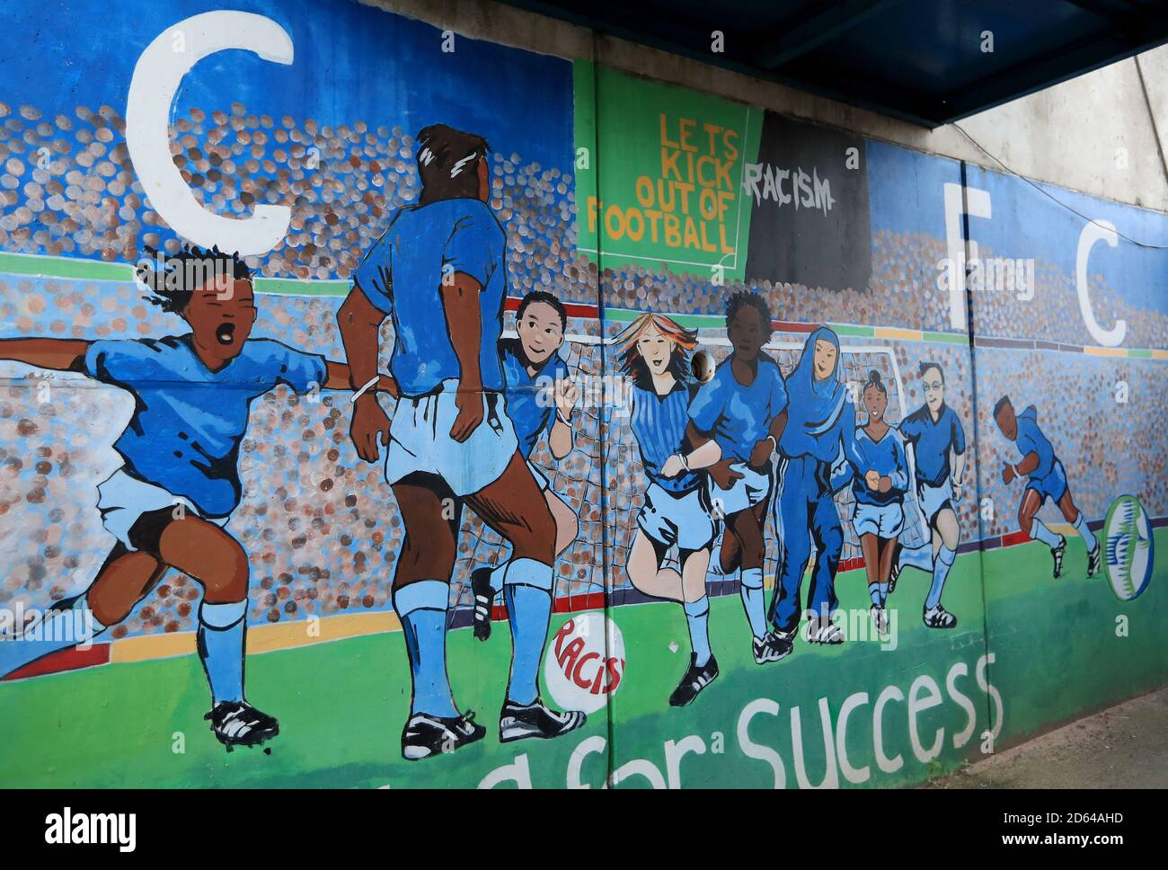Una vista de un mural antirracismo en el St Andrew's. Triblion Trophy Stadium antes del partido Foto de stock