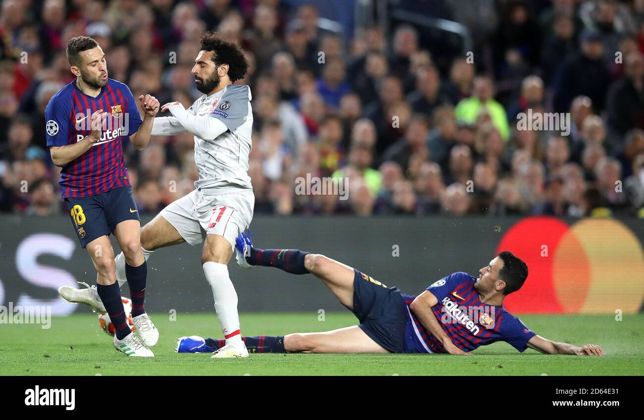 Mohamed Salah de Liverpool (centro) y Ramos Jordi Alba de Barcelona  (izquierda) batalla por la pelota Fotografía de stock - Alamy