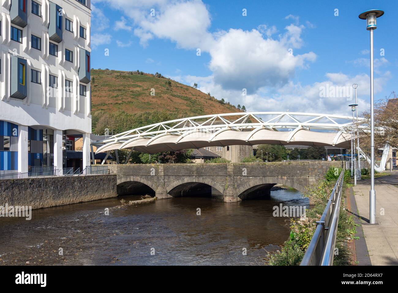 Puente de piedra sobre el río Afan, Port Talbot, Neath & Port Talbot County Borough, Wales (Cymru), Reino Unido Foto de stock