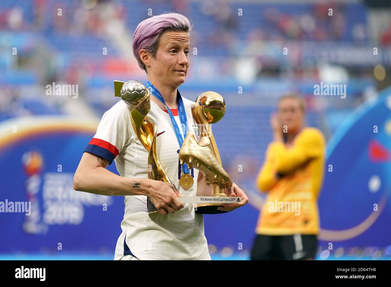Estadio Ecología sentido común La estadounidense Megan Rapinoe celebra con su premio adidas Golden Boot,  el premio adidas Golden Ball y el trofeo FIFA Women's World Cup después del  silato final Fotografía de stock - Alamy