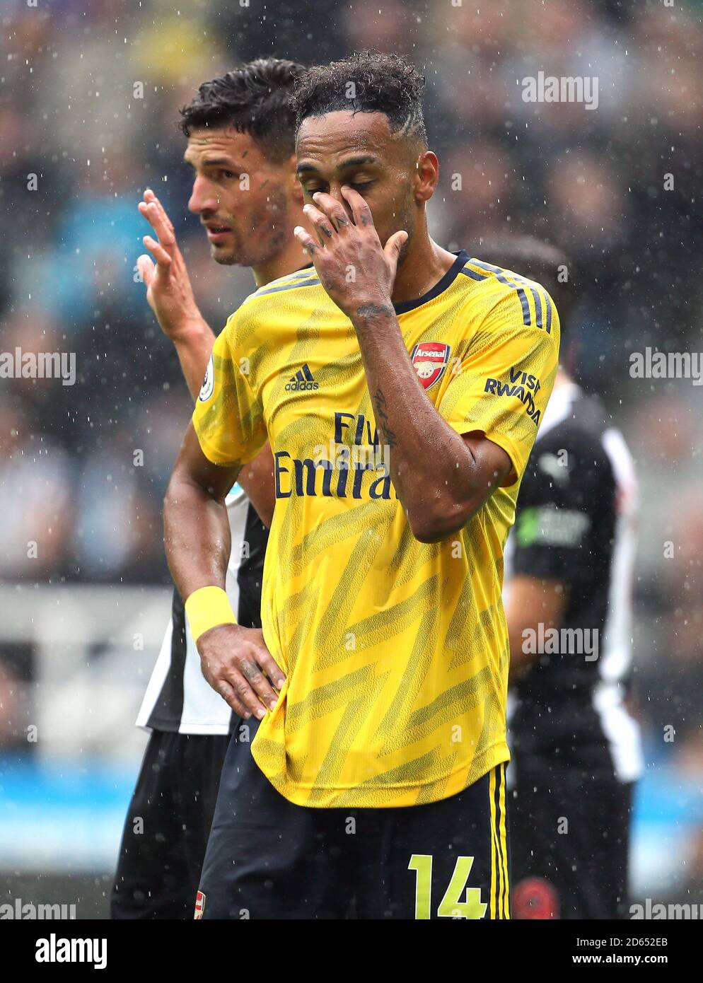 Pierre-Emerick Aubameyang del Arsenal reacciona durante el partido Foto de stock