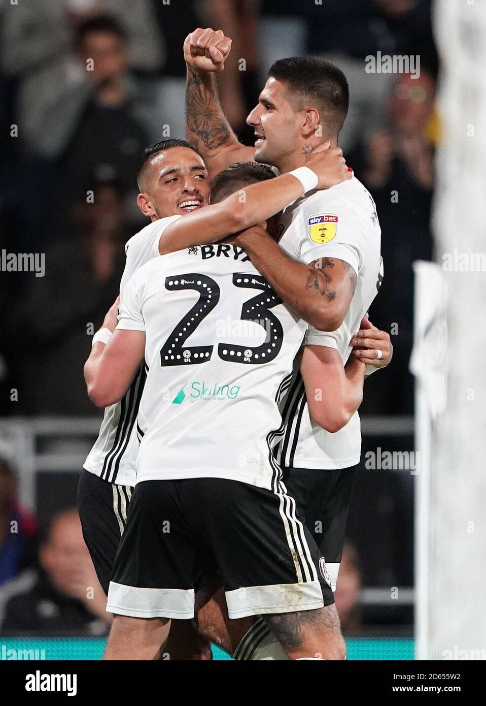 Aleksandar Mitrovic de Fulham celebra una penalidad por el tercer gol de su lado Foto de stock