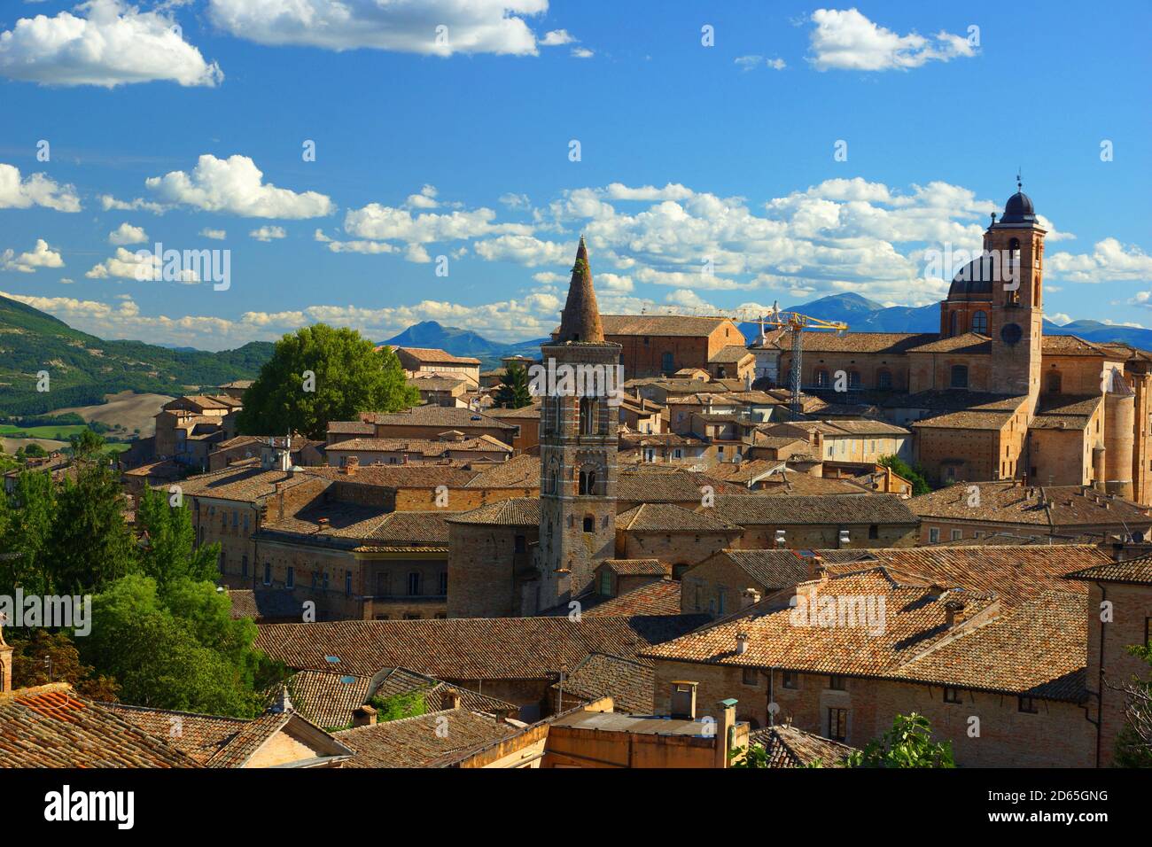 La hermosa ciudad estudiante de Urbino contra un cielo azul. Región Marche, Provincia Pesaro y Urbino (PU), Urbino, Italia. Foto de stock