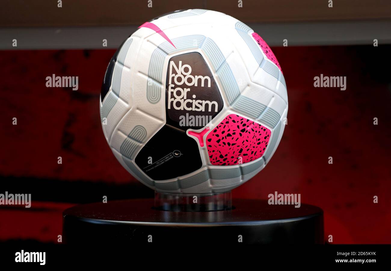 Una vista general del logotipo no hay espacio para el racismo en el balón del día de partido antes del partido Foto de stock
