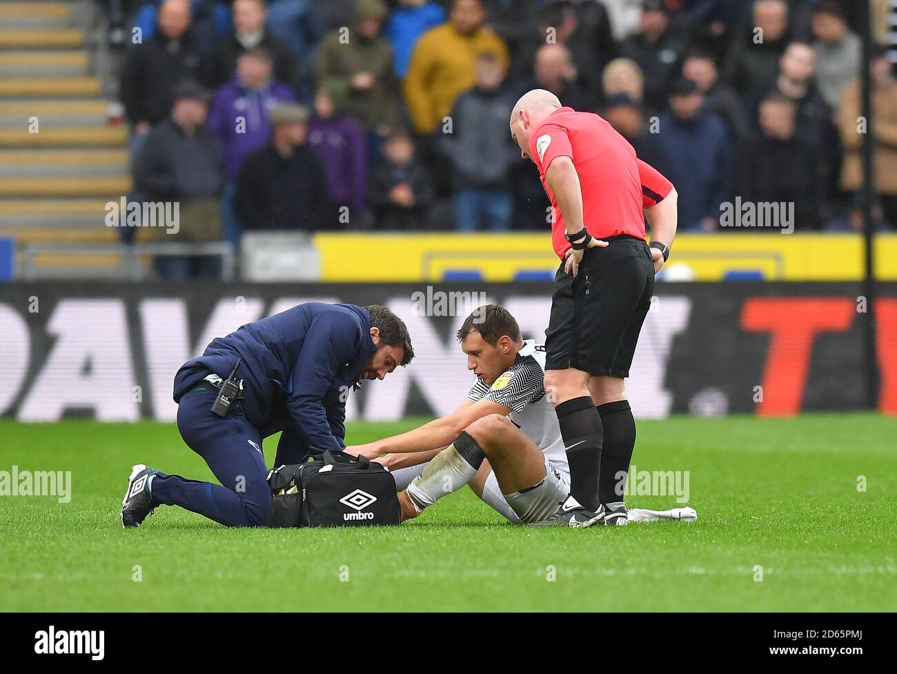 Krystian Bielik del condado de Derby recibe tratamiento Foto de stock