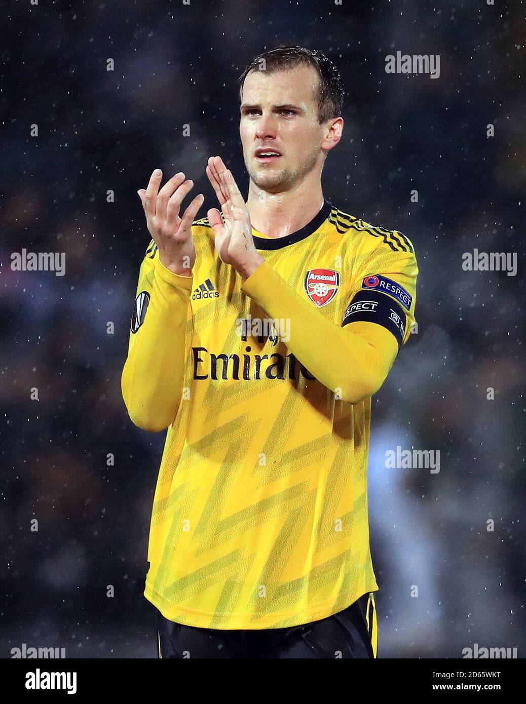 Rob Holding del Arsenal aplaude a los fans después del silato final Foto de stock