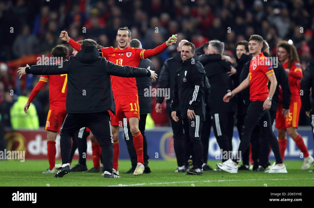 Gareth Bale de Gales celebra la clasificación para el Campeonato Europeo 2020 después del silbar final Foto de stock