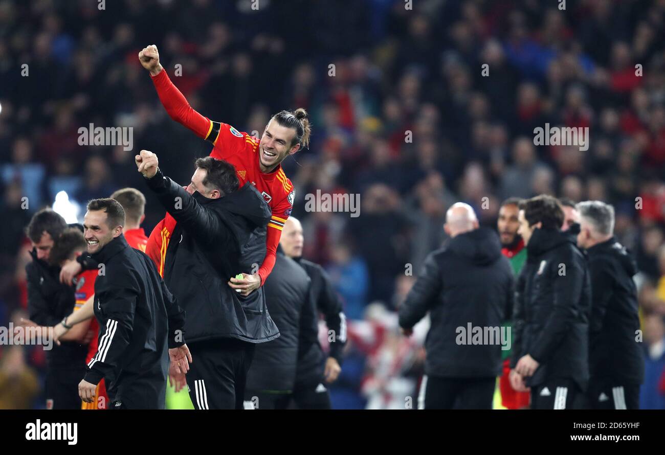 Gareth Bale de Gales celebra la clasificación para el Campeonato Europeo 2020 después del silbar final Foto de stock