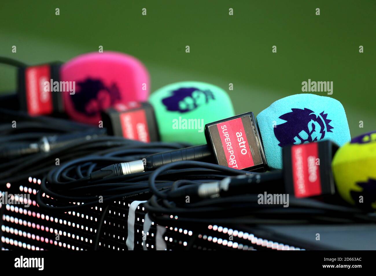 Una vista general de los micrófonos de la Marca Premier League Fotografía  de stock - Alamy