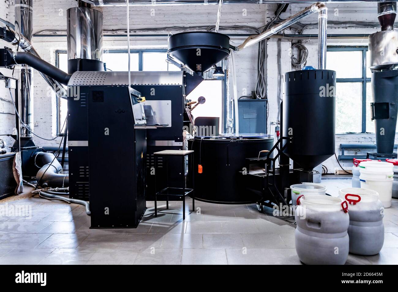 Máquina de café industrial en la empresa de café moderna Fotografía de  stock - Alamy